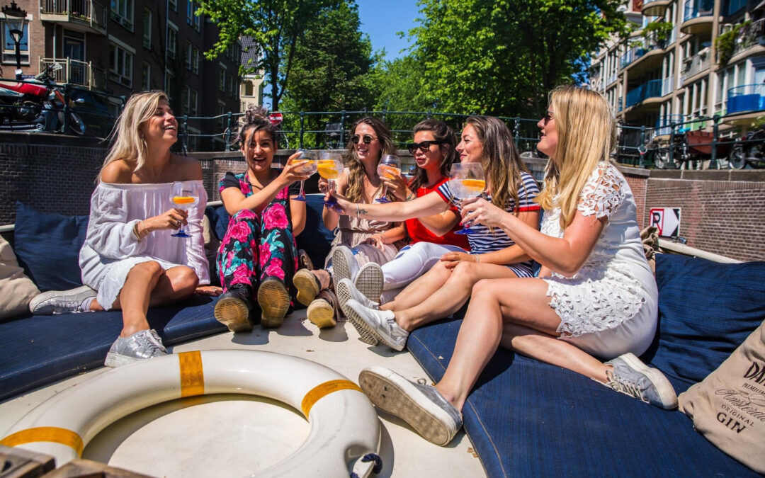 Sailing along the iconic highlights of Amsterdam